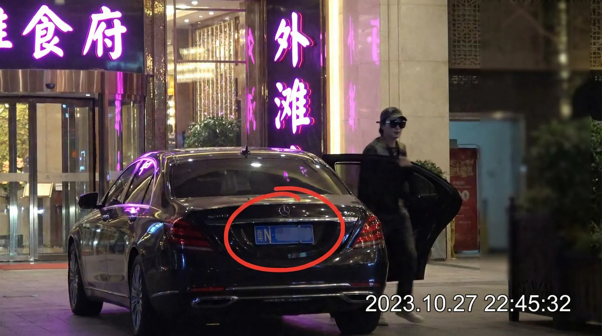 [51轻量] - 51轻量电影在线播放 | 热门51轻量合集 - 豪车餐厅外偷拍